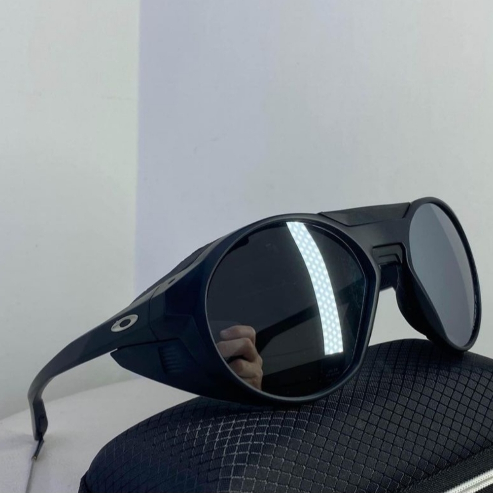 Sunglasses Oakley Clifdens polarized with case